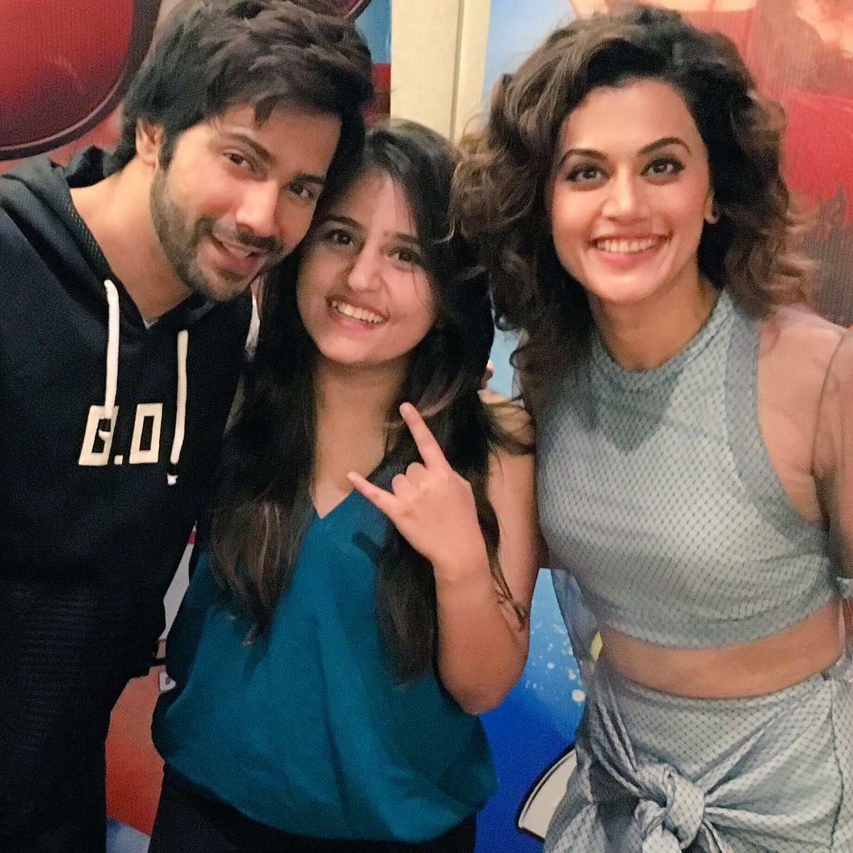 Shonalii11's tweet photo. Ek Hafte No Nahaana ❤️#Judwaa2 #ILoveYouVarun @Varun_dvn @taapsee @myfmindia @jacquelinef143 Missed you here!!!!!!!!!!!! #CelebInterview https://t.co/m6ETYFrDon