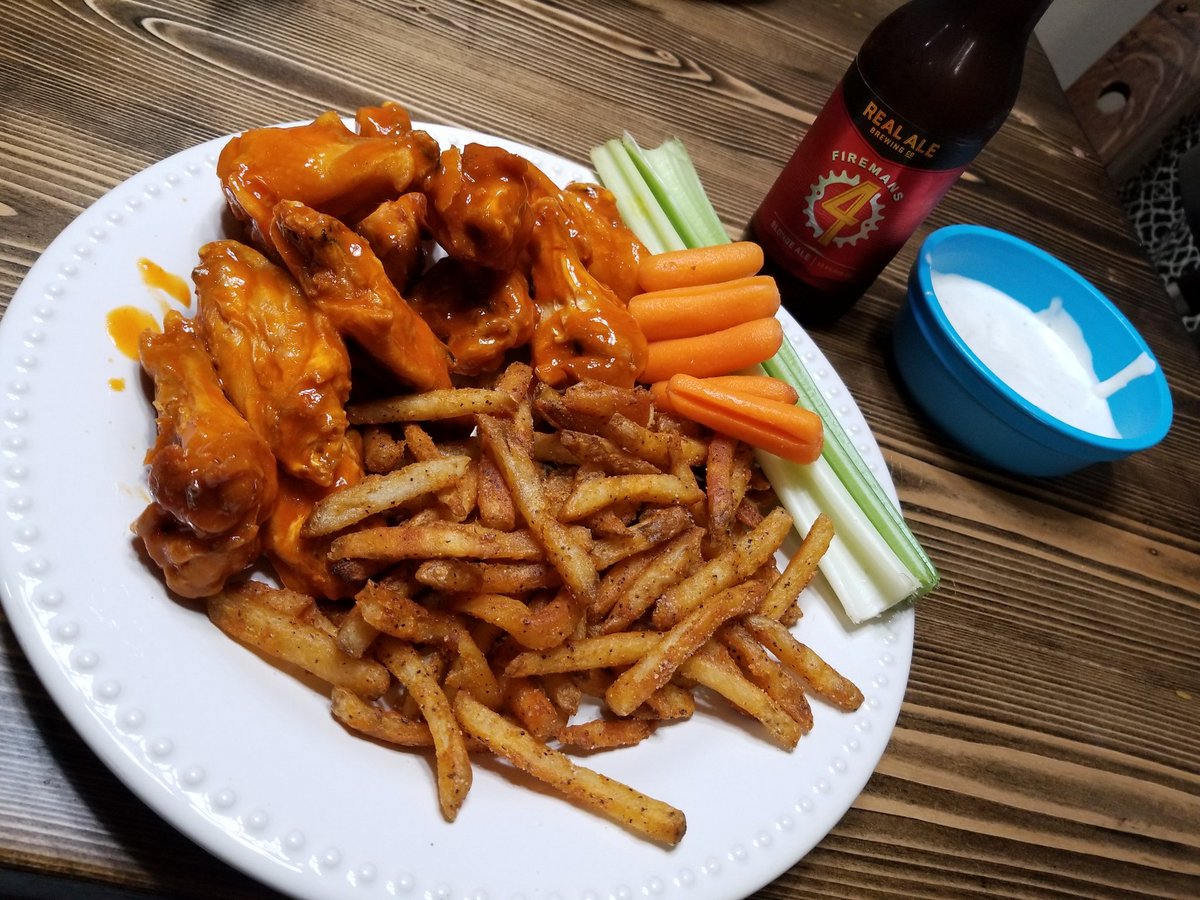 LoneStarStorms's tweet photo. Dinner tonight #hotwings #REALALE #firemans4 @RealAleBrewing https://t.co/NNtRaVF7J9
