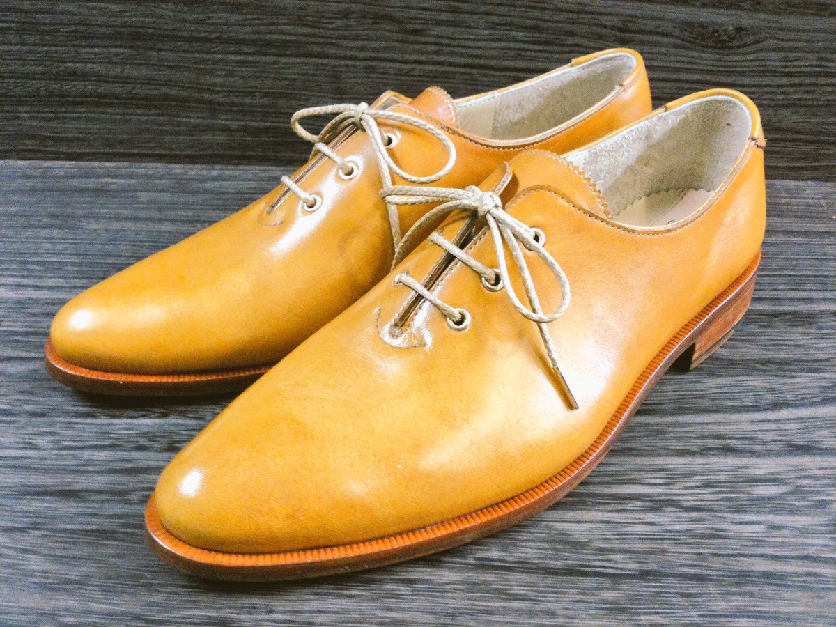 Katsutoshi Okano 今日の靴 ゴールドブラウンの極めてシンプルなワンピースシューズ こういうシンプルなのが結局 履きやすく可愛いって話し これはレディースだけどメンズもオーダー可能です オーダー オーダーシューズ レザークラフト 革靴