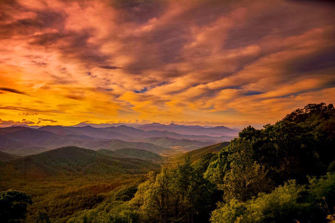 VisitSmokies's tweet photo. In the #GreatSmokyMountains, sometimes, no words are needed. 😍⛰❤️🌅☁️ https://t.co/Hs1JfVdxDh