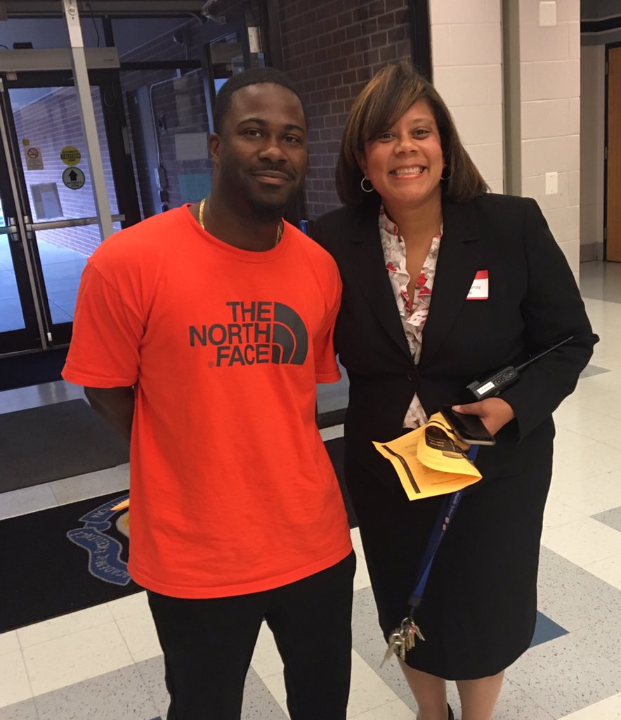 RWDodd's tweet photo. Principal Murray greeting & helping parents @ShadyGroveMS BTSN! #MSLeadership. @DSSI_4themiddle @DrADM75 https://t.co/cmPJNd7g41