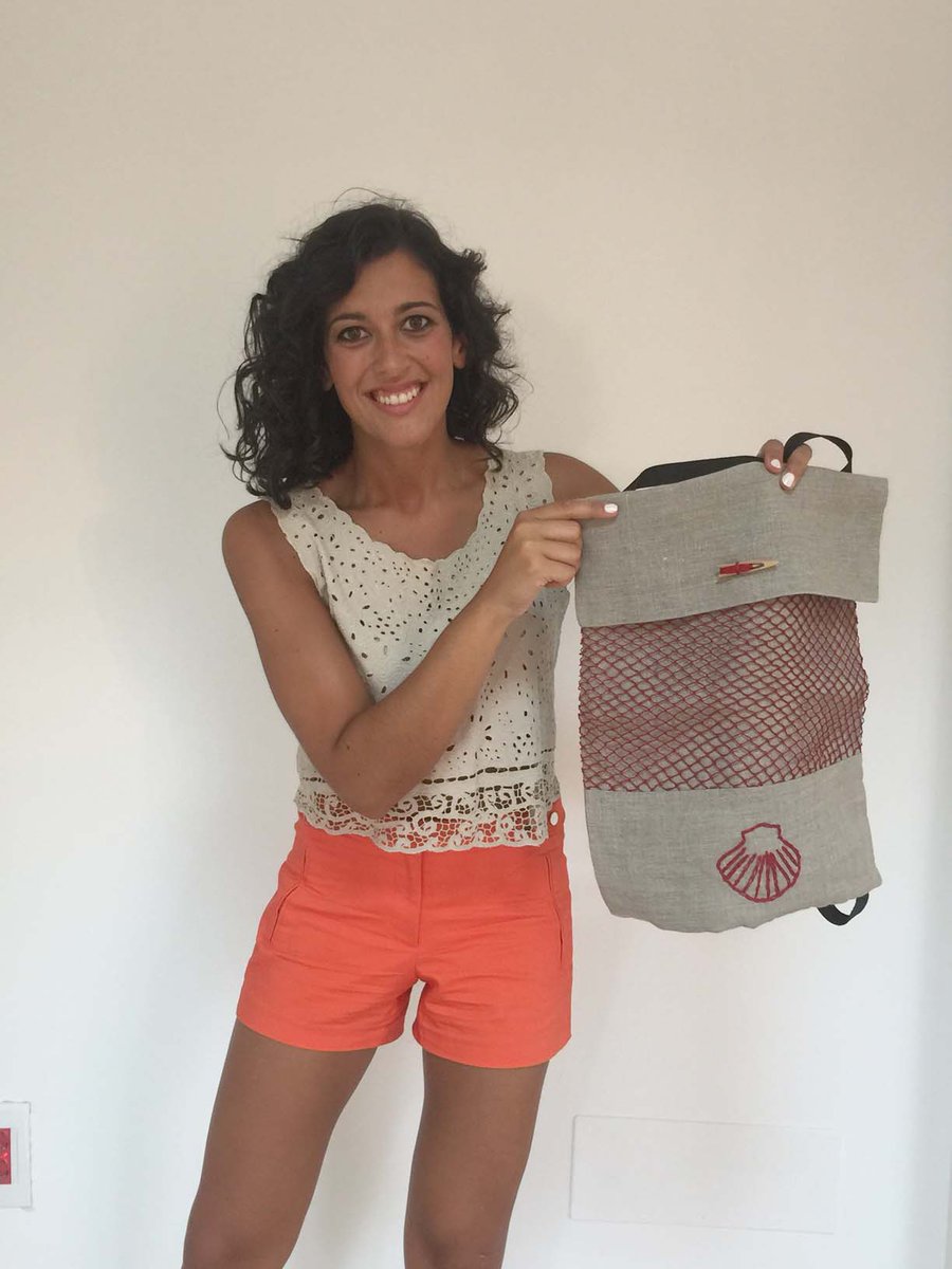 Hoxe @Fun_Artesania e <a href="/GaliciaCalidade/">Galicia Calidade</a> agasallou a Lucia cunha bonita mochila feita  polas Redeiras da Illa da Estrela de Corme