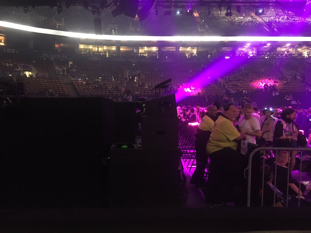 inglisdanielle's tweet image. Best wedding present ever!!! @ladygaga #soexcited #secondrow