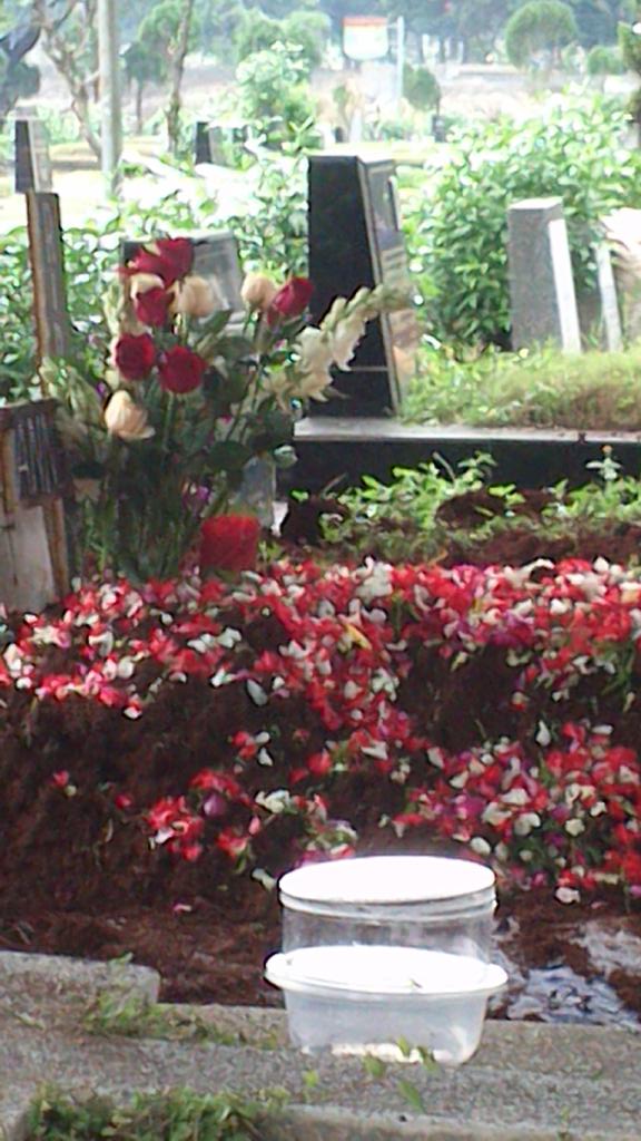 Aku telah di tinggalkan  mama tercinta,tuhan berikan mama ku tempat yg tenang dan indah terimalah tuhan mamaku di surga