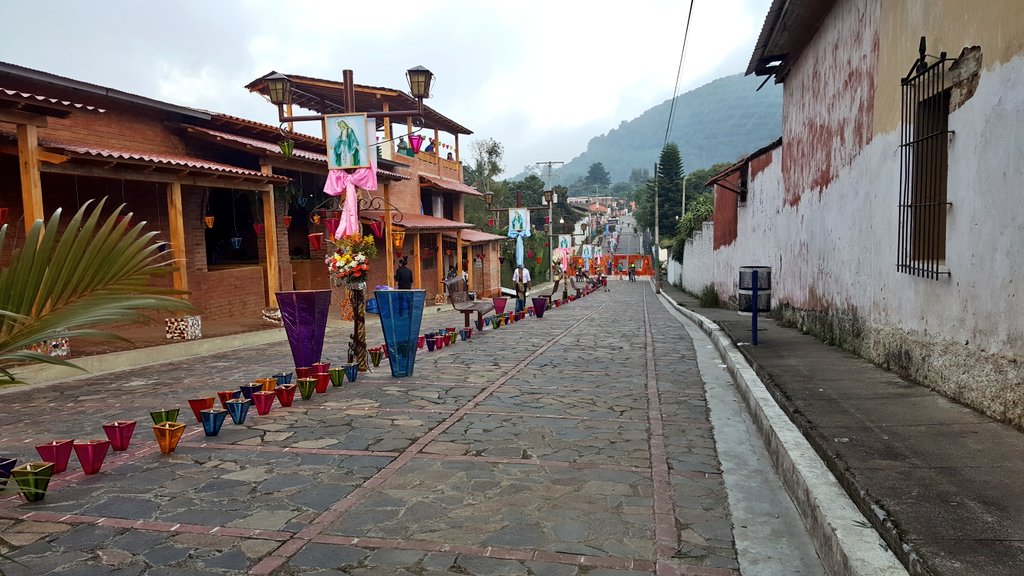 ESAmundo's tweet image. Apaneca está listo para celebrar #LosFarolitos visitantes ya se encuentran disfrutando. 
Fotos/ESAmundo: V.Méndez