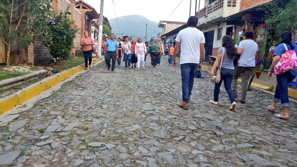 ESAmundo's tweet image. Apaneca está listo para celebrar #LosFarolitos visitantes ya se encuentran disfrutando. 
Fotos/ESAmundo: V.Méndez