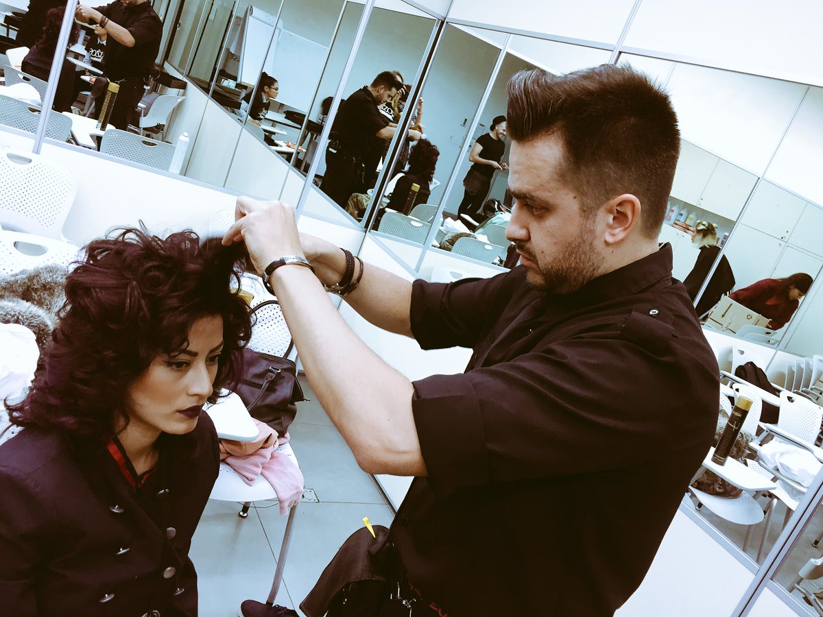 RizosAcademyMex's tweet photo. Una probadita de lo que veremos en cuestión de minutos con Raúl Santos y el equipo #rizosmexico en la #FashionNight de @LOreal_Mx https://t.co/ANsFJNsc2M