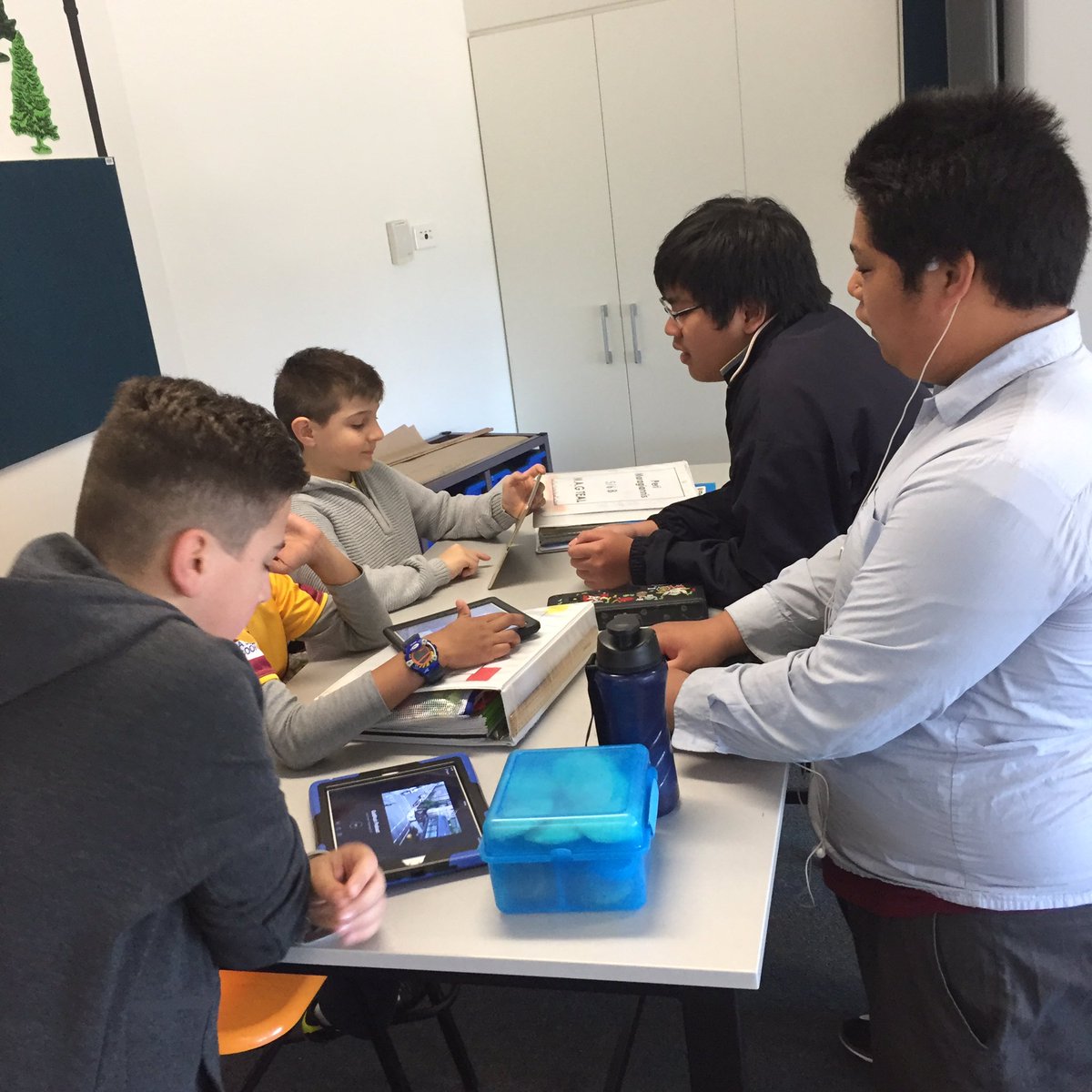 MrSimpsonY9PCC's tweet photo. #MediaDay @PCCP9 Year9's and the Year5/6 TEAL sharing how they learn using #edtech #educhat https://t.co/KXrWzHFNqc