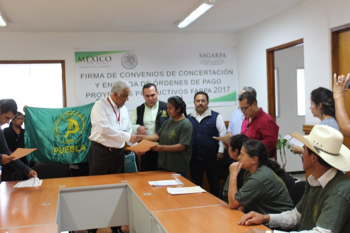 SADERPue's tweet photo. Firma de convenio y entrega de órdenes de pago correspondientes a 18 grupos beneficiarios del componente #FAPPA. #SAGARPAPue https://t.co/4P6FbkUsU5