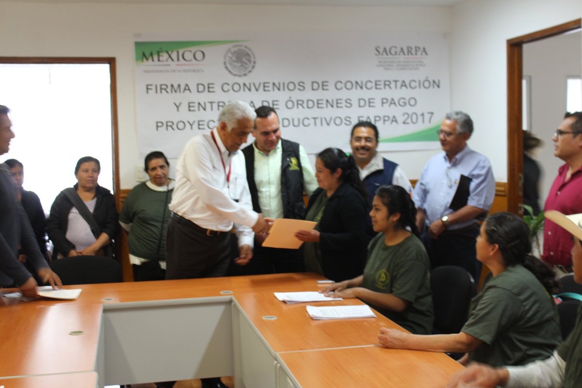 SADERPue's tweet photo. Firma de convenio y entrega de órdenes de pago correspondientes a 18 grupos beneficiarios del componente #FAPPA. #SAGARPAPue https://t.co/4P6FbkUsU5