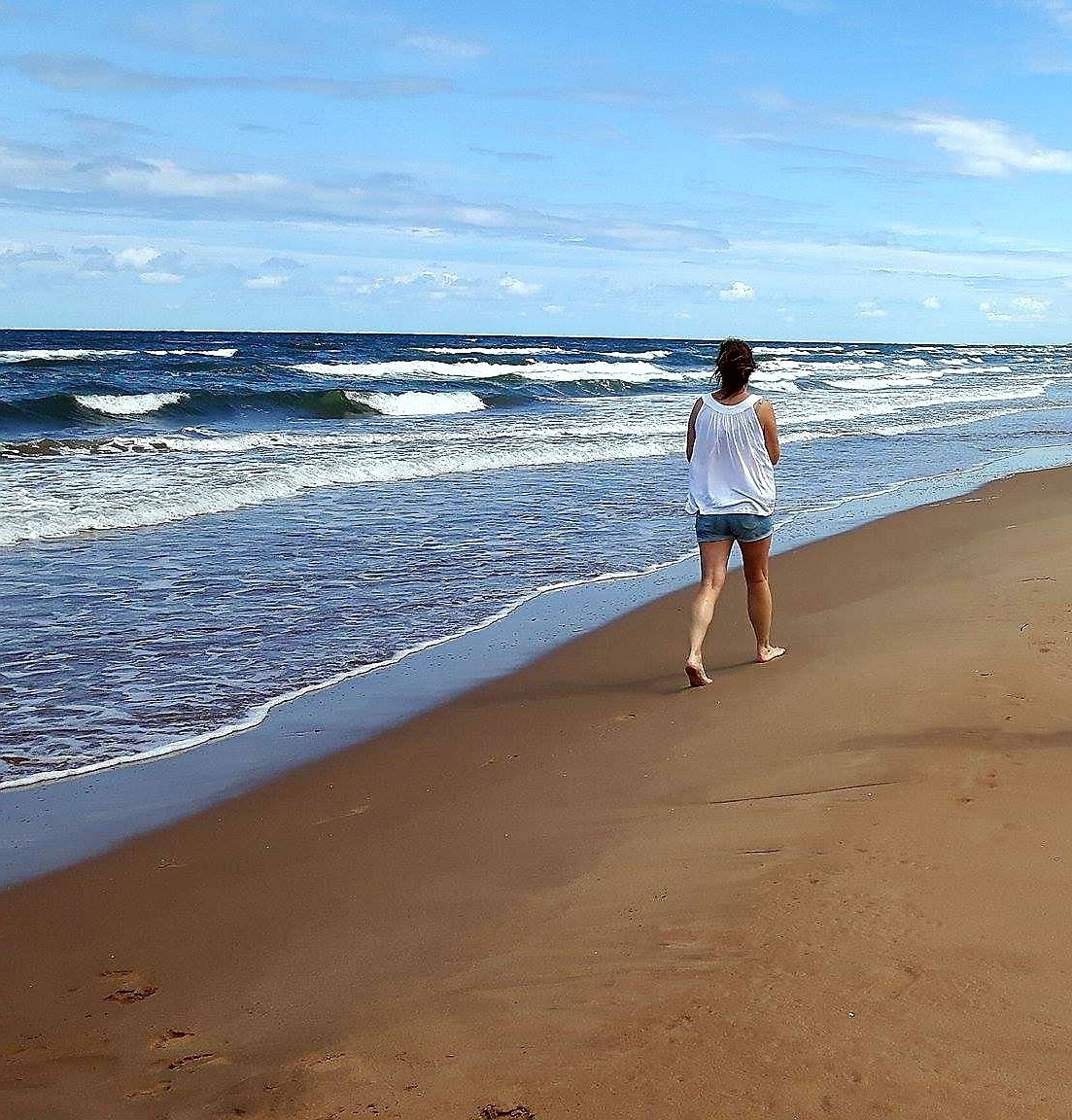 kimzzeee's tweet photo. Walking the beach in #PEI #PEI2017 #redsand https://t.co/Fj4m4VL7Dd