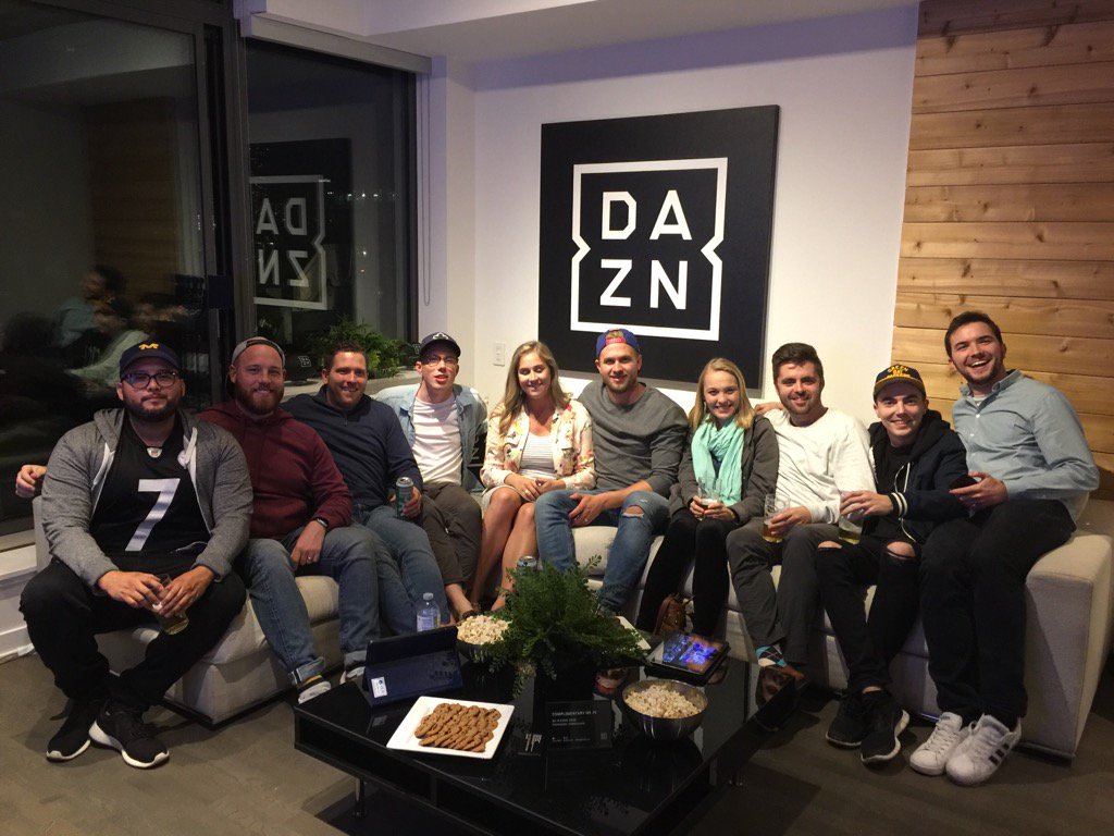KHegster's tweet image. Hanging with @SportnSocial members at an exclusive #NFL viewing party, courtesy of our newest partner @DAZN_CA! #TSSC