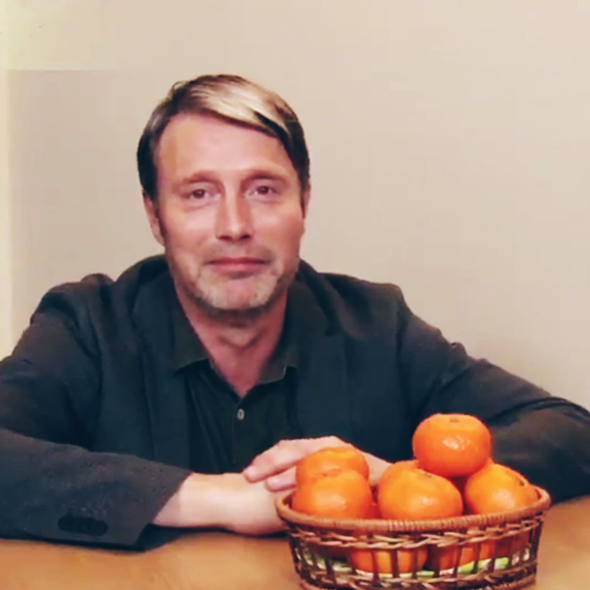 ニニ Rdc6 海外俳優だらけのホストクラブ トップの地位を保ち続けるナイジェル 毎晩ドンペリシャンペンタワー 紳士的な物腰が大人気ハンニバル 時々お客様の謎の失踪事件が 安定の人気マッツ ミケルセン 笑顔がかわいい 超絶かっこいい