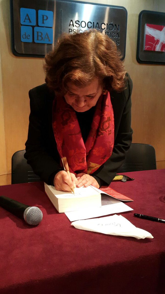 LauraOrsi1's tweet photo. Algunas Fotos post Dialogo d @E_Roudinesco e intercambio en #APdeBA, sobre "POR QUE VOLVER A #FREUD" ? @estelaallam @apasocial @IFArgentine https://t.co/6x1j5w0vYP