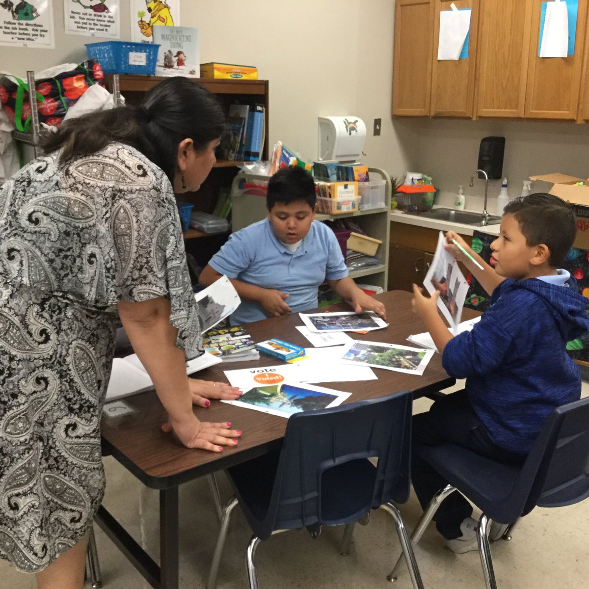 Bilingualadv's tweet photo. #sciencelabtime #unitinventory #seethinkwonder #roomfullofscientists @go47mary https://t.co/fIH72NdbYt