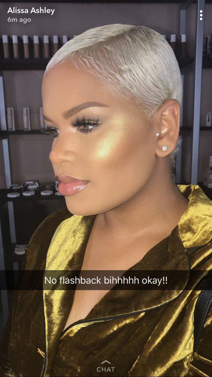 priscillastamos's tweet image. Rihanna did not come to play! First off that highlight? I'm bald. And the matte blotting powder has no flashback, bless.