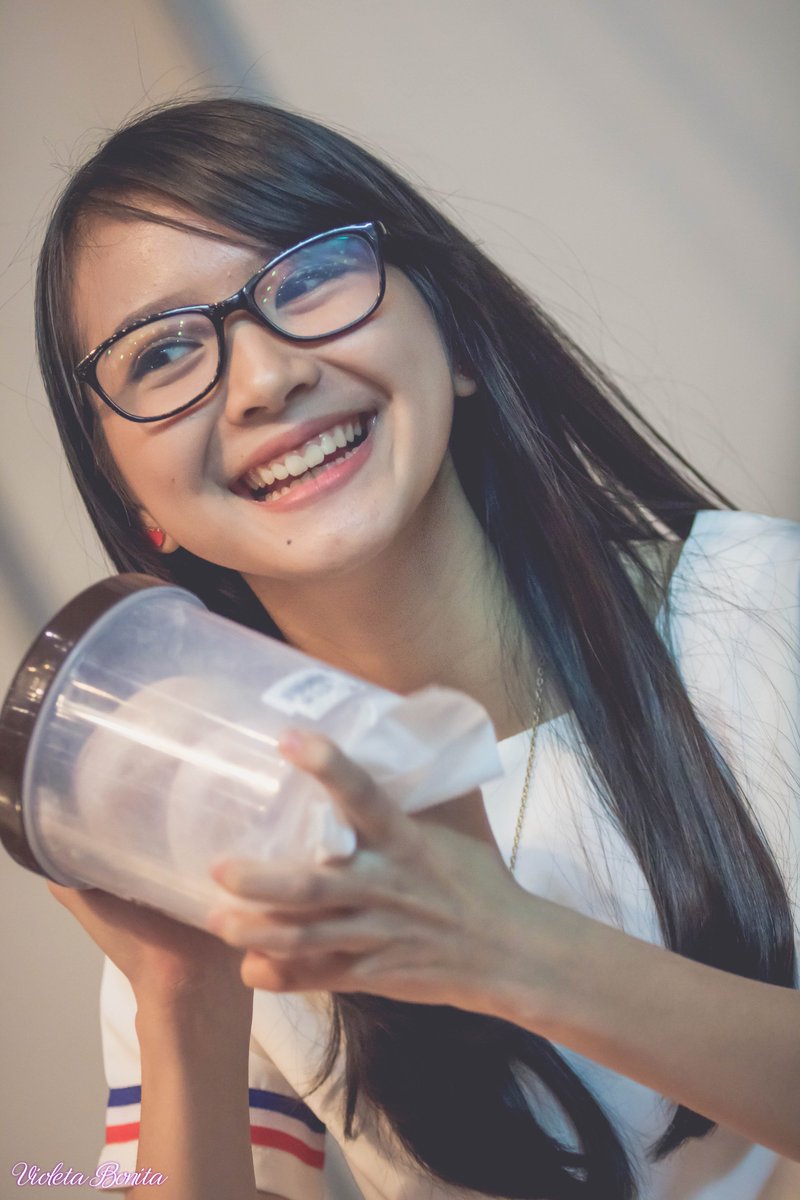 Hi Vii <a href="/violetJKT48_/">Violeta Burhan</a> , make today ridiculously amazing because it's FRIDAY!!! Yeaayy!! 🕺🕺

#JKT48IndahnyaSenyumManismuHS