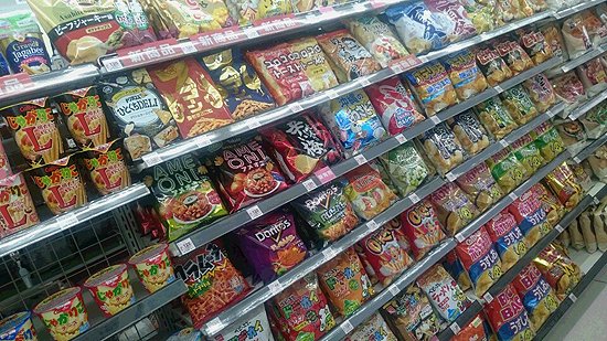 MC&amp;P エム・シー・アンド・ピー（公式） on Twitter &quot;コンビニの陳列棚に並んだスナック菓子の数々。各社とも自社商品を選んで