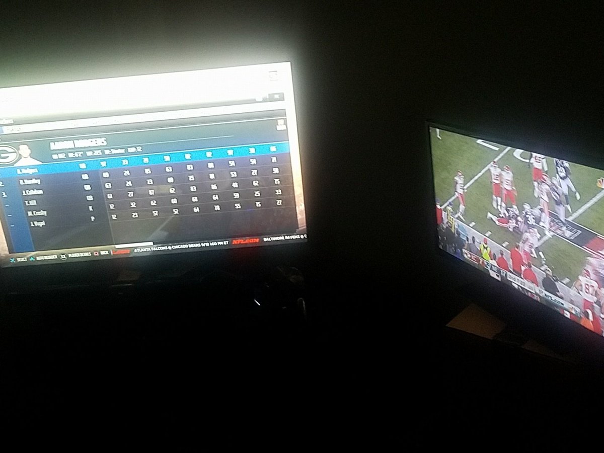 Bestofthe90smb's tweet photo. #NFLKickoff2017 when the games get boring https://t.co/80oY0EdfUZ