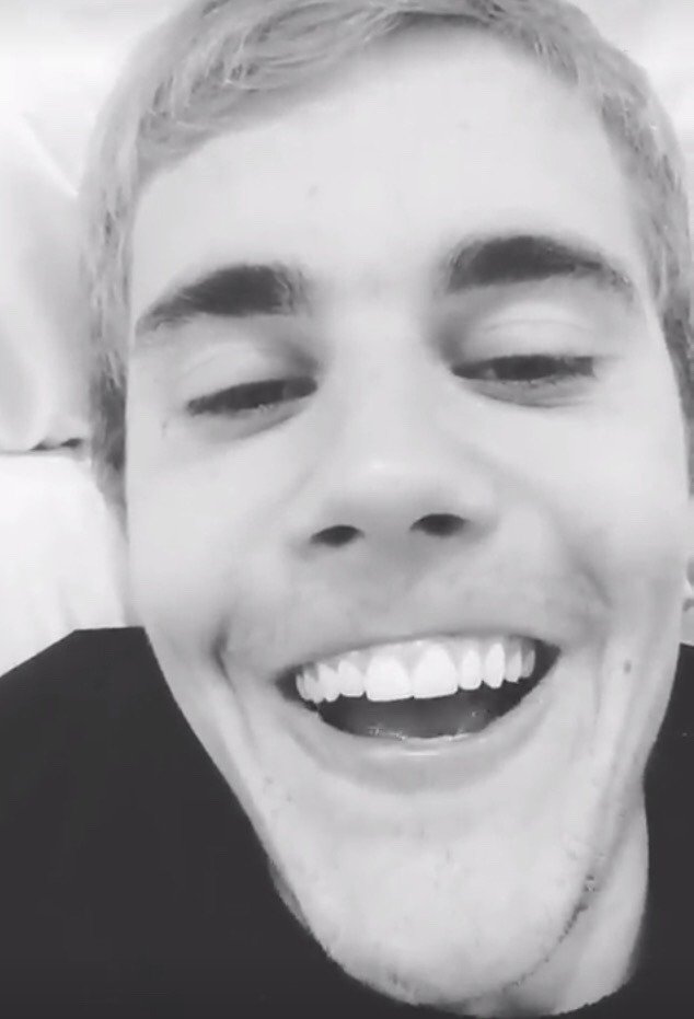 portalbieberfc's tweet photo. Vocês tem certeza que esse menino tem 23 anos?  

#askbelieber https://t.co/apYzbCFUSr