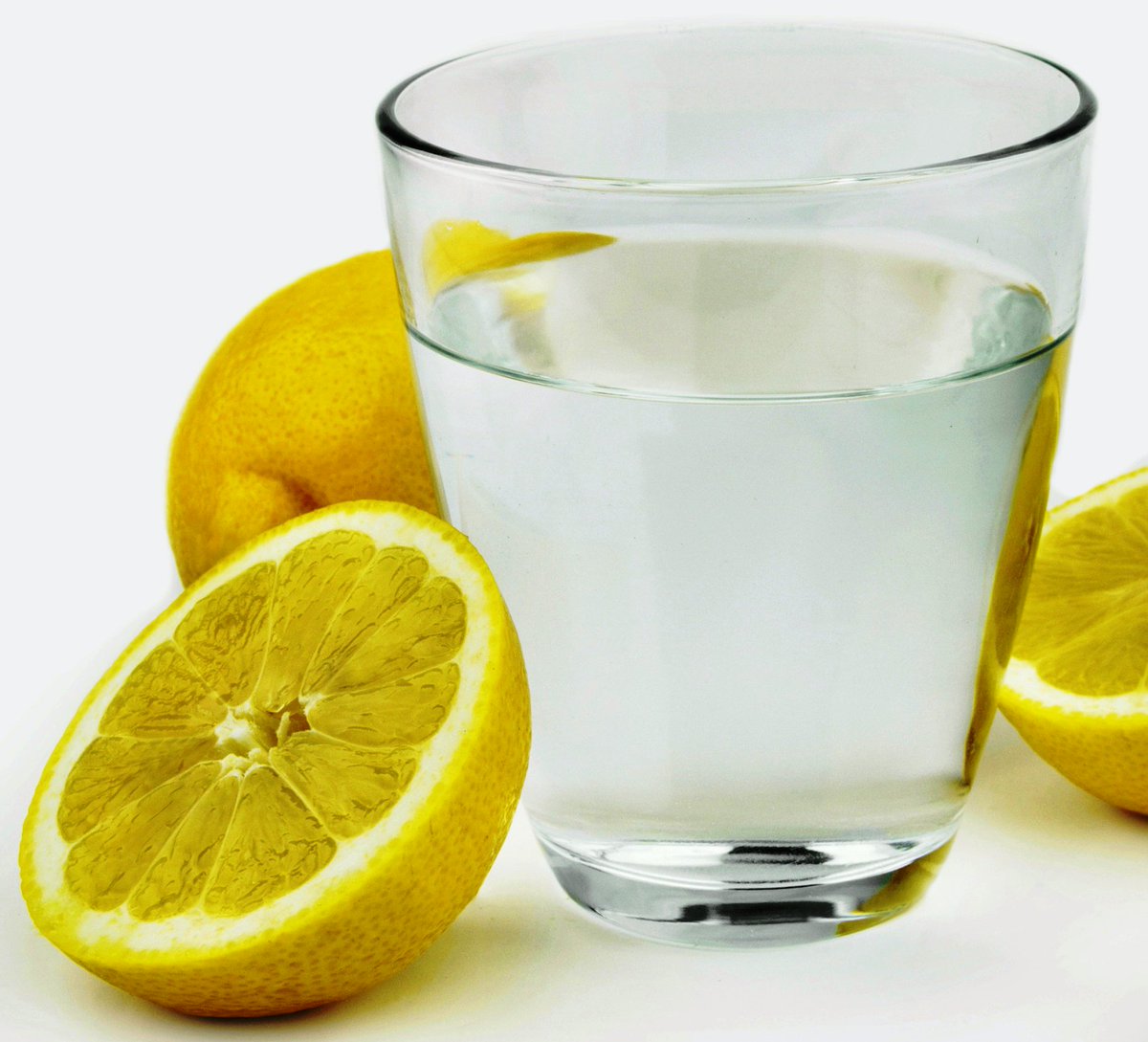 вода с лимонным соком. стакан воды с лимоном. бокал с водой и лимоном. стакан воды с лимоном. вода с лимоном.
