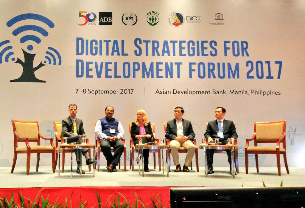 DSDForum2018's tweet photo. The speakers are now answering questions. (L-R) Sandeep Aneja, Ramanathan Ramanan, Holly Clark, Vincent Quah & Jeffrey Tung. #DSDF2017 https://t.co/ev4ajdPTQ2