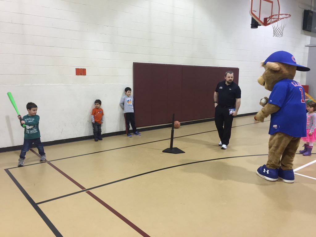 detroitmarc's tweet photo. @Cubs @corey_ratsch We know first hand that @ClarktheCub never hibernates. #HardWorkingBear #BestBirthdaySurprise https://t.co/icKxvcyJcV