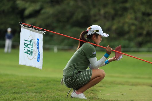 ルフラン どことなく哀愁を帯びた後ろ姿の三ヶ島かなプロ 三ヶ島かな 日本女子プロゴルフ選手権大会コニカミノルタ杯