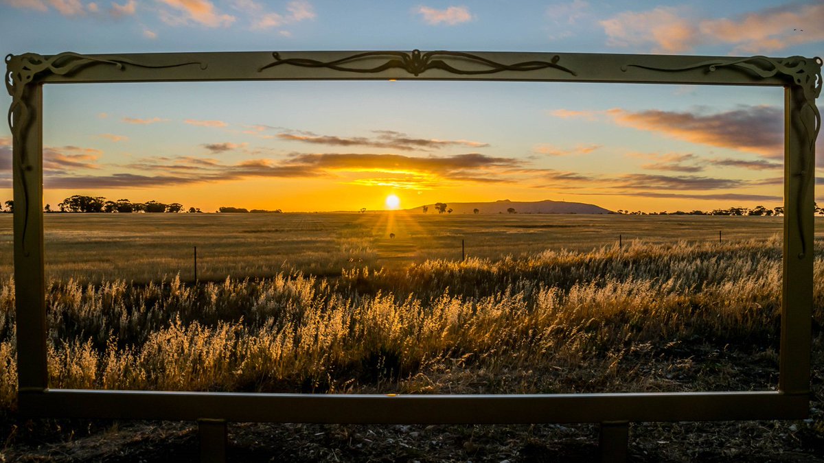 Melbourne's tweet photo. Put yourself in the picture and get creative with #framingthewimmera in the @visitgrampians https://t.co/HimtDWwkBg #wandervictoria https://t.co/SnJBRM33fq