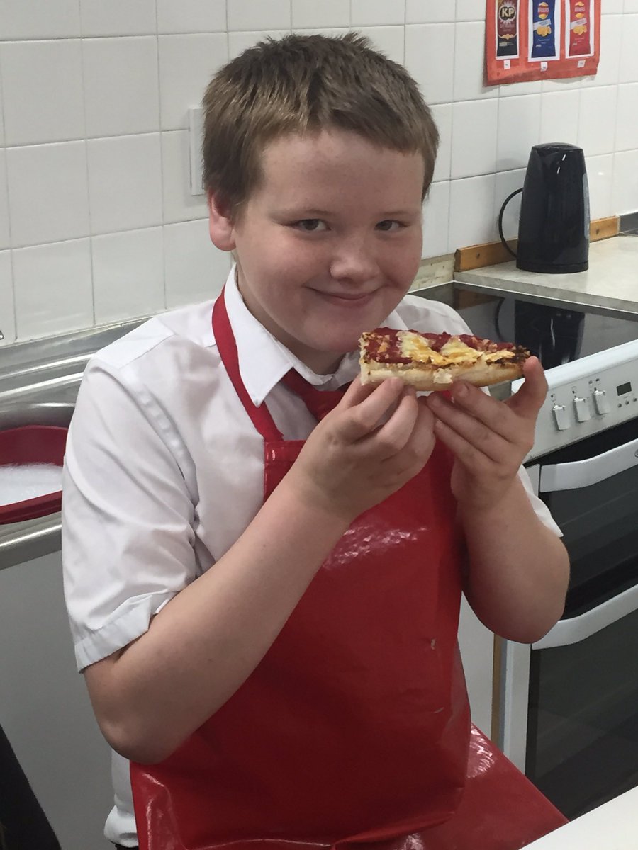 CastleKitchen2's tweet photo. s1 French bread pizza!! #castlekitchen https://t.co/faFOkrOnqJ