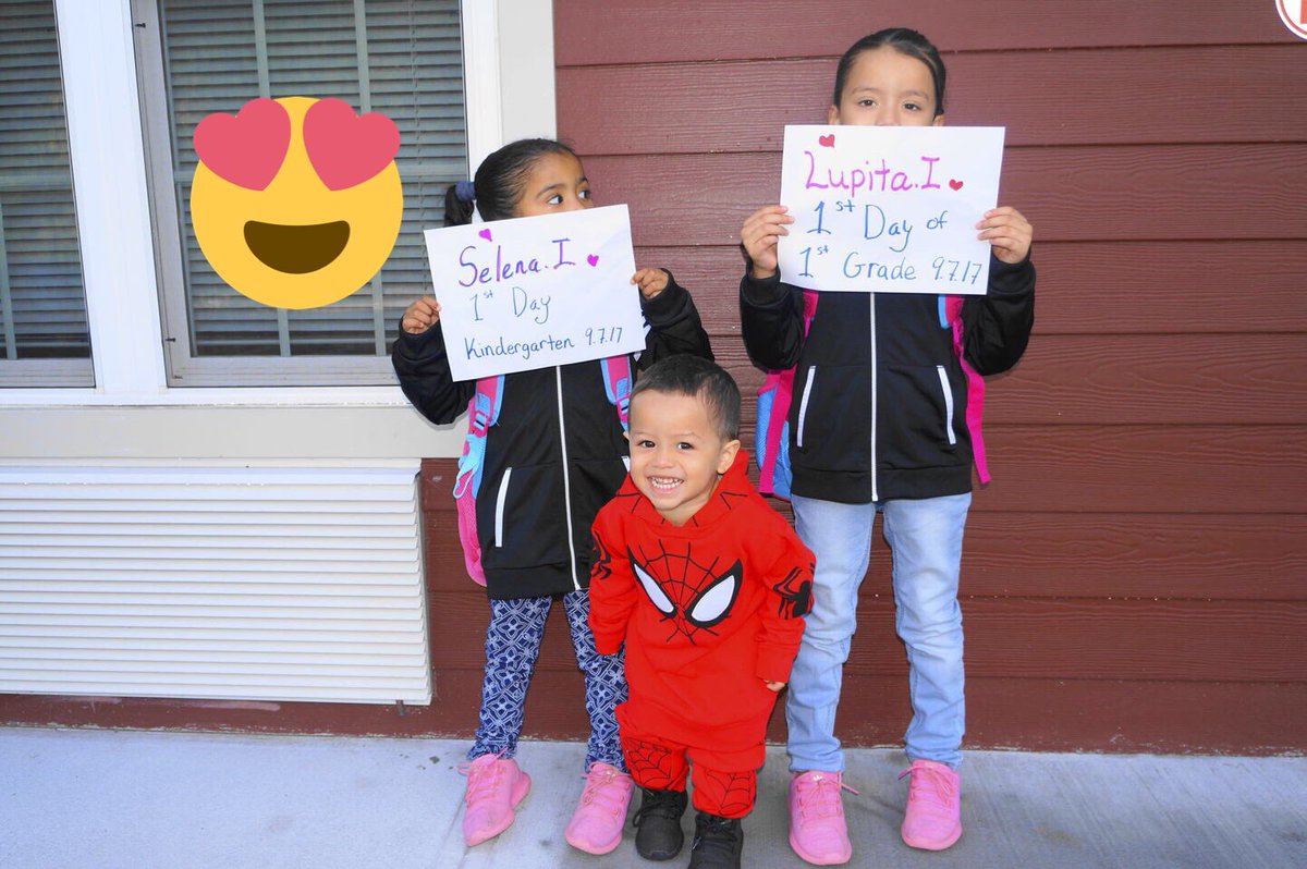 Johnny_I_914's tweet image. #firstdayofschool2017, 1st daughter is 1st Grade n 2nd daughter is KDG Grade love this picture look great😘👦🏼👧🏼👧🏼😍