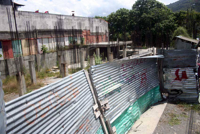 diariodlosandes's tweet photo. Se necesitan Bs. 5 mil millones para terminar mercado de buhoneros en #Trujillo https://t.co/fv5us6qRJj https://t.co/taYVkFScFZ