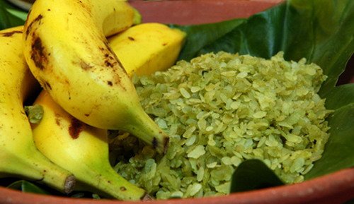 TranshomeV's tweet photo. Who has taken a bite of Com (green sticky rice) with ripe banana? It's the perfect taste of Hanoi's autumn...
#vietnam #hanoi #food #travel https://t.co/6ba8gap1P9