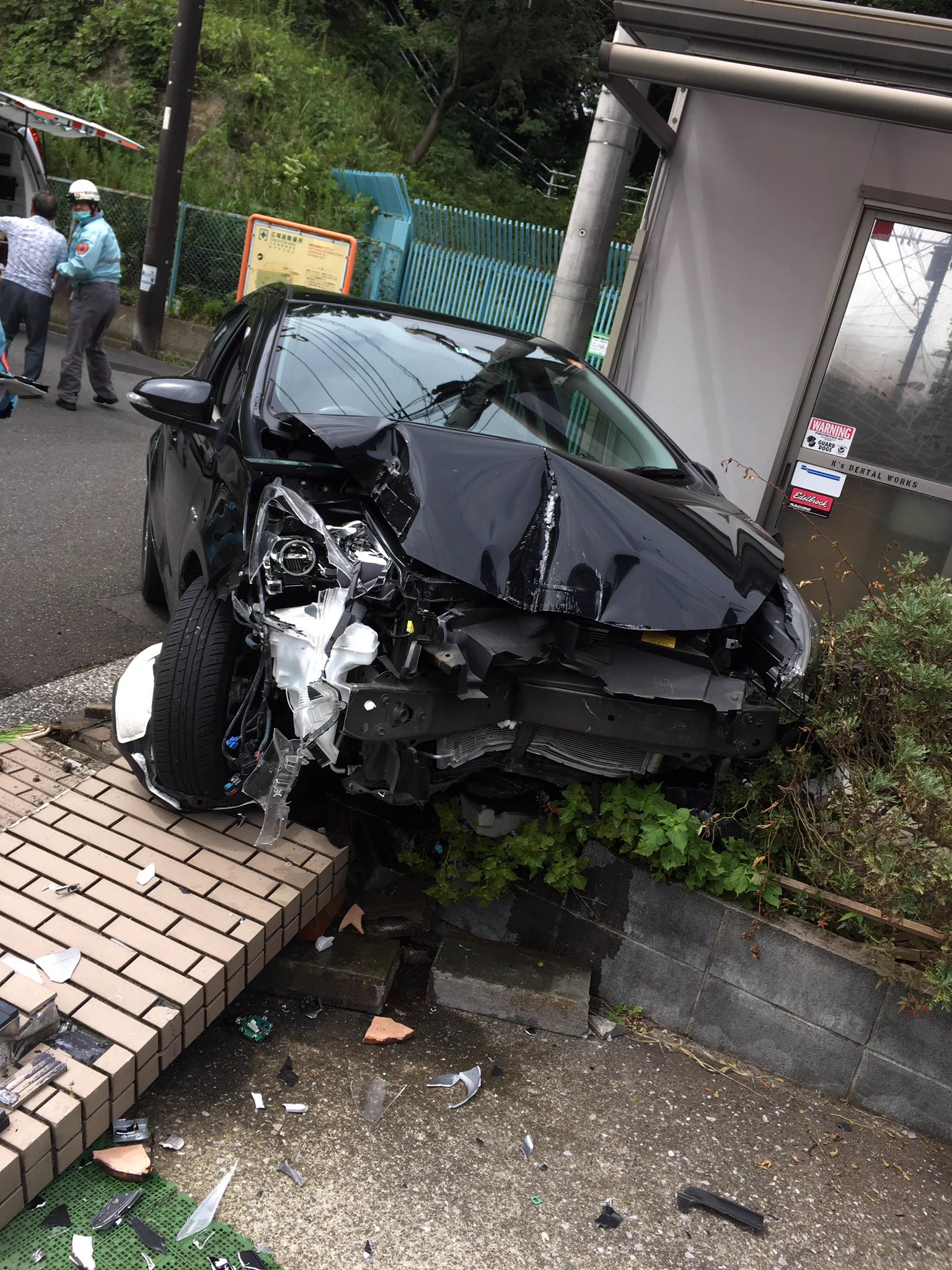 一体何があった？朝起きたら家が破壊されていたｗｗｗ