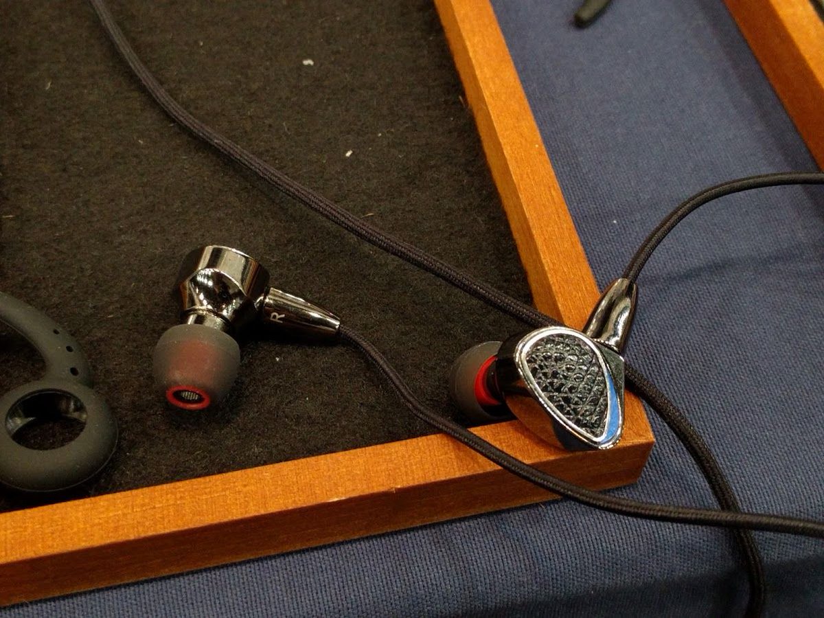 headphone_metal's tweet photo. OSTRY KC09はOSTRYらしいスッキリとした音で高音域の明瞭さと、ダイナミックらしい低音域のキレの良さが好印象でした。このメーカーはハードロック、メタルを聴くのにとても相性が良いと思います。いつも一貫した音造りなのも好印象。 #KC09 https://t.co/JBPJo0Wecq