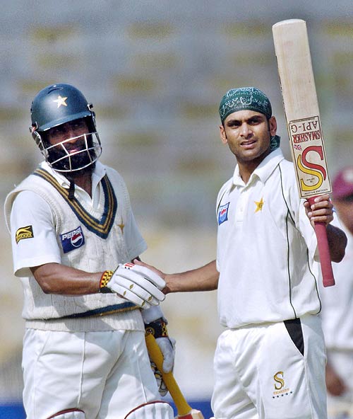 imsalman064's tweet photo. @MHafeez22 with Legend @yousaf1788
#Memories During Westindies Tour To Pakistan πβ€
#CricketComesHome #Crictale #Cricket https://t.co/CdWGKjMcpe