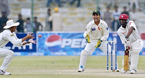 imsalman064's tweet photo. @KamiAkmal23 Memories During Westindies Tour To Pakistan.
@iam_younis taking CATCH.
#CricketComesHome #Crictale #Cricket https://t.co/YjUGFzZHdi