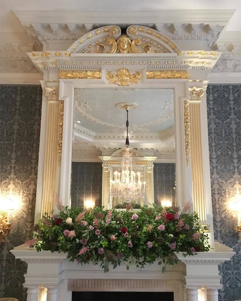 Dressing this amazing mantel at @claridgeshotel was an absolute joy! #ladybirdflowers #luxuryweddings Huge thank you to @anna_snowdrops for…