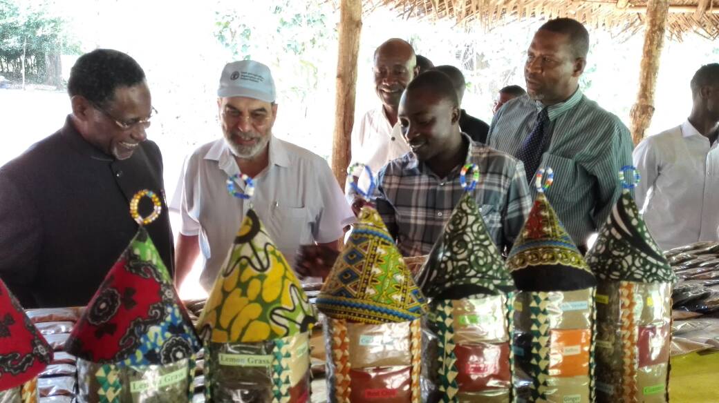 FAOTanzania's tweet photo. Hosted by the Min of Ag Hon. Hamad Mohammed,Director General @grazianodasilva also visited spice farm and Market #EconomicEmpowerment #FAOTZ https://t.co/vbwT5HwGQa