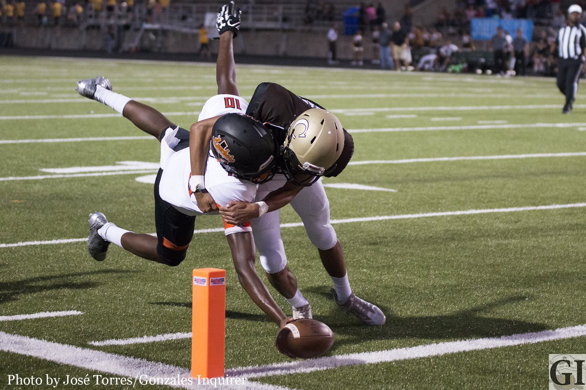 JoseTorresTX's tweet photo. Gonzales Apaches run past Austin Crockett for 25-20 win.
#txhsfb
https://t.co/qdHpXOAHCn https://t.co/hWLRfBoicM