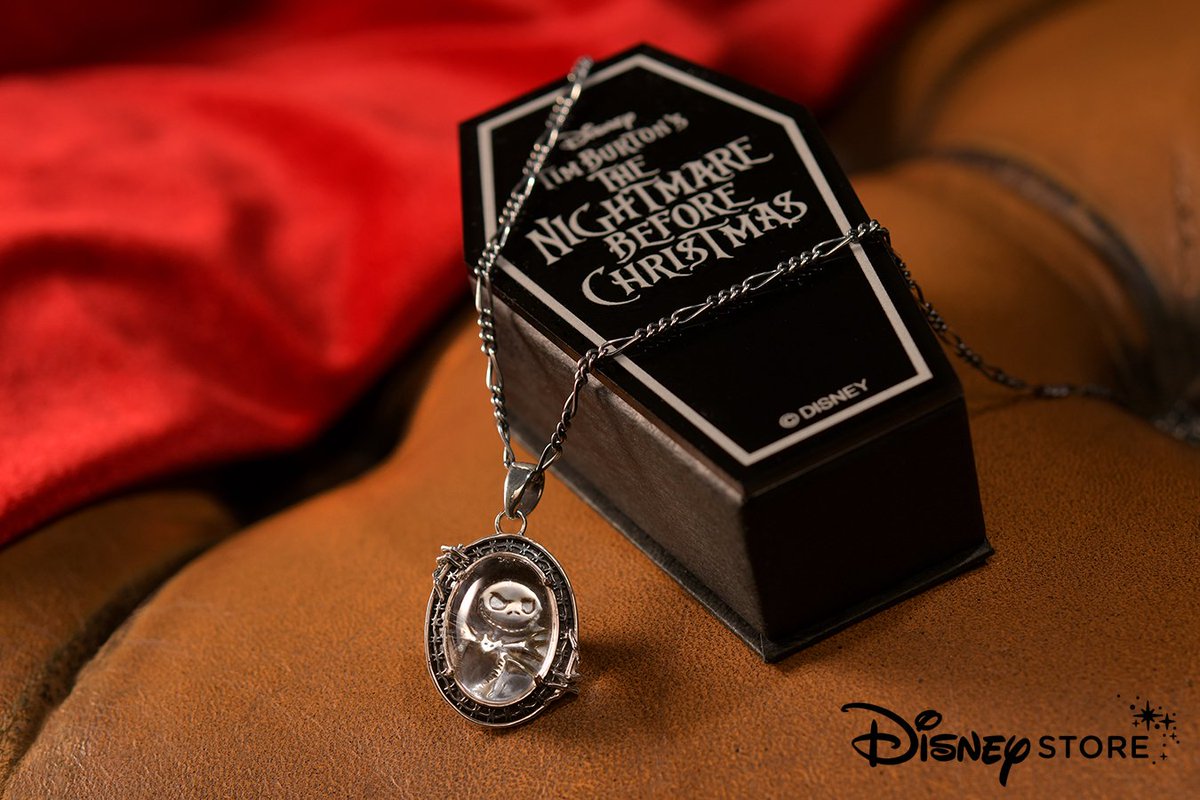ディズニー公式 A Twitter 本日 9 8 から ディズニーストア オンライン限定 ナイトメアネックレスが予約開始 ジャックが飛びだしているような不思議な見え方をするネックレスです T Co Lbv9rgtv4l さらに9月中旬からはヴィランズのドレスも発売予定