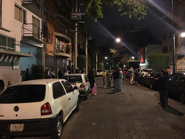 Milenio's tweet photo. Emiten alerta de #Tsunami en el Pacífico mexicano por #temblor de 8.4 grados https://t.co/zxGQ32Z8oC https://t.co/ejhOSpaBaw