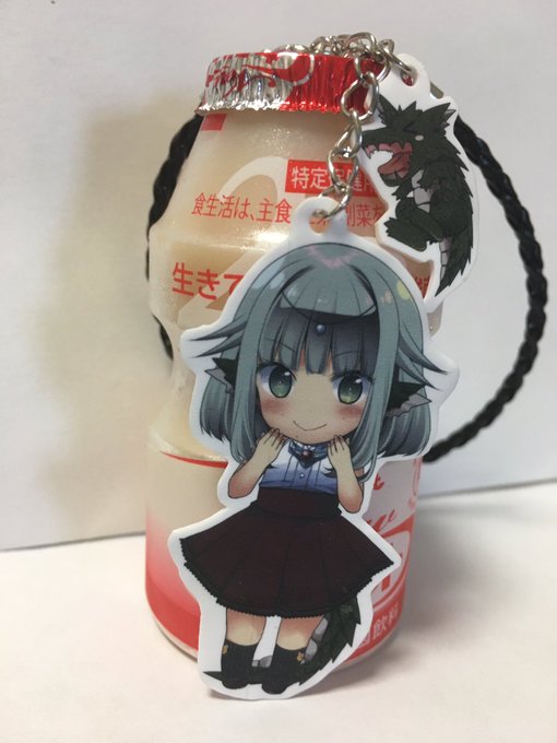 昨日RTで回ってきたダイソーのプラバンでキーホルダー作り、私もやってみました。サイズ比較しやすいようにヤクルトと撮影。
①完成品 ②元データ絵 ③プラバンにプリントした状態(元絵の不透明度を60%にした) 