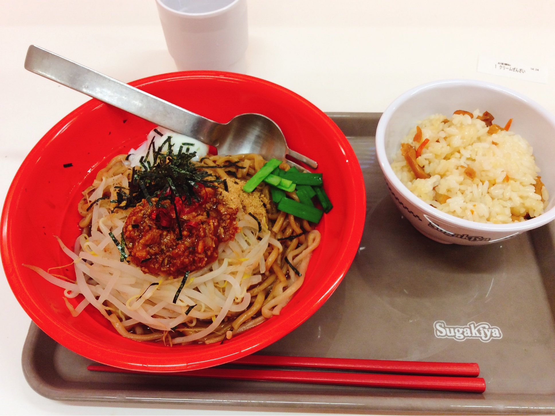 雑貨奥様 遅い昼食を スガキヤ でとったら 空腹で頼み過ぎました 台湾まぜそばと炊き込みご飯に クリームぜんざい也 炊き込みご飯はね どこへ行っても均等に混ざっていないんですよ 笑 スガキヤ T Co Wlvjcgj02v Twitter