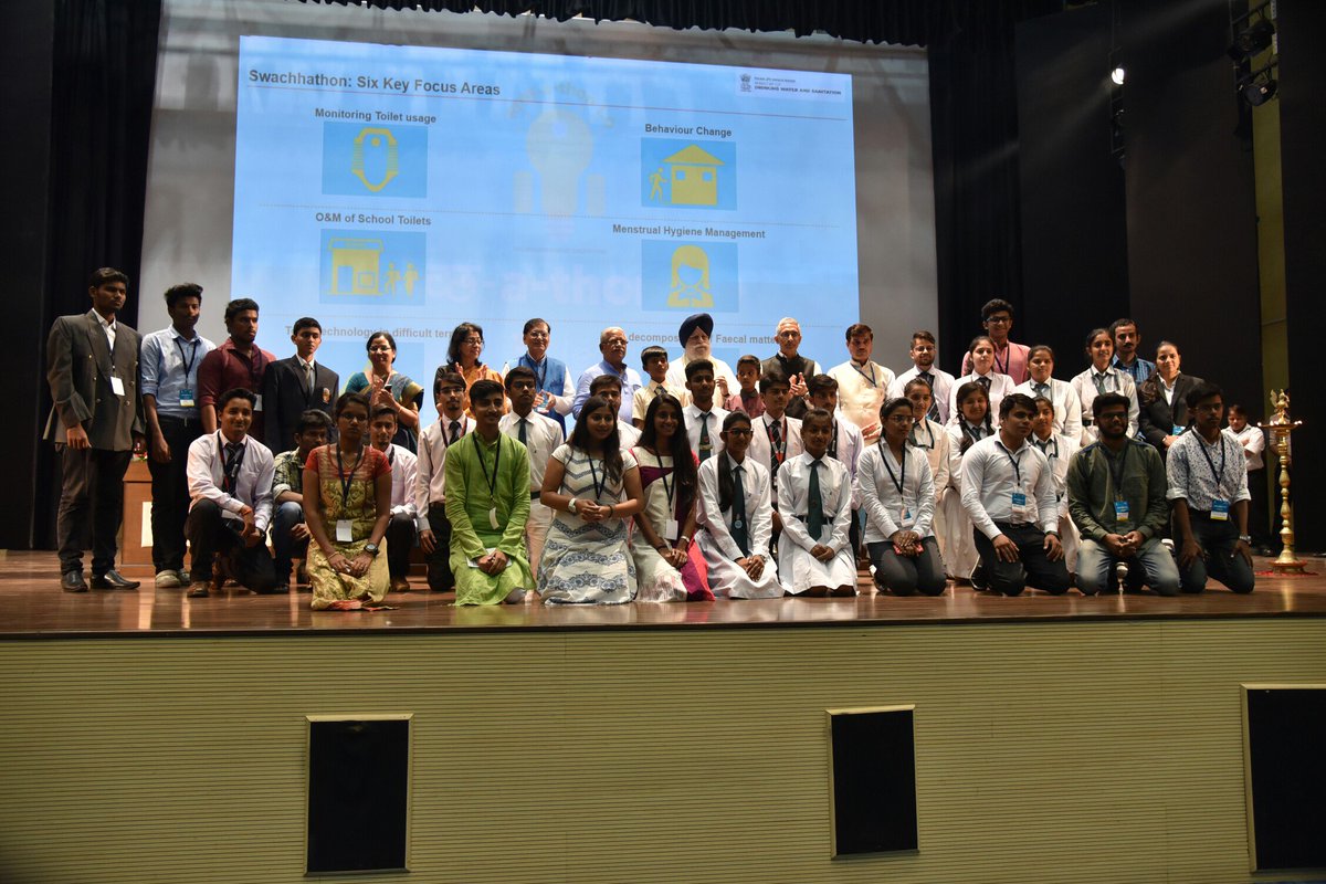 MIB_India's tweet photo. In images: MoS, Shri Ramesh Chandappa Jigajinagi &amp; MoS Shri @SSAhluwaliaMP at the Presentation of #SWACHHATHON Awards https://t.co/Syj3bg0rPw