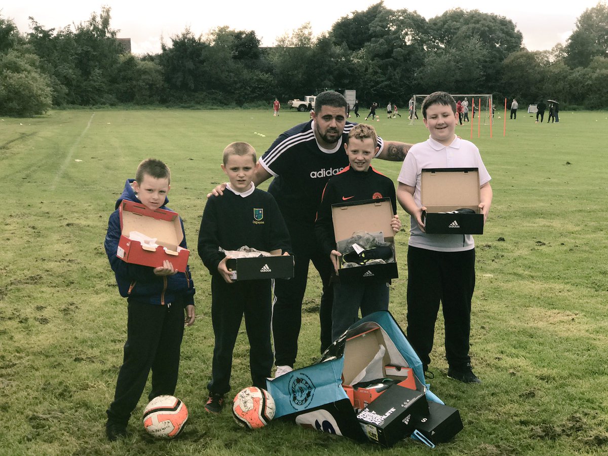 EdiHelpingHands's tweet image. ..remarkable last night as people appeared at the Muirhouse Site with boxes...boxes of ⚽️ boots to donate to the #Kids👏🏻Thank You #Edinburgh