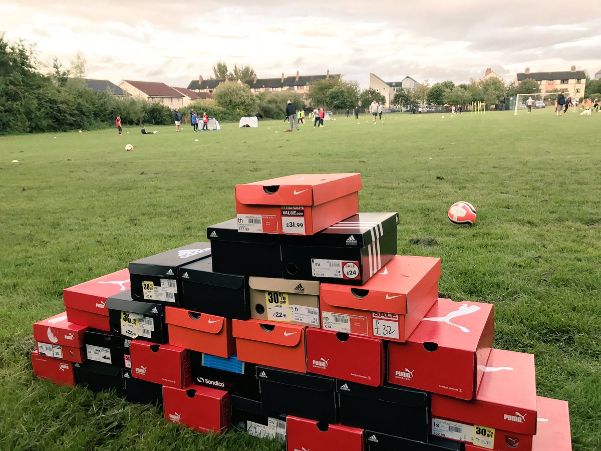 EdiHelpingHands's tweet image. ..remarkable last night as people appeared at the Muirhouse Site with boxes...boxes of ⚽️ boots to donate to the #Kids👏🏻Thank You #Edinburgh
