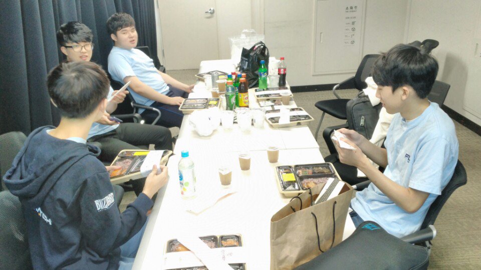 FlashLuxOW's tweet photo. 그리고 뒤 늦게나마 오늘 보내주신 도시락 서포트 사진을 올립니다. 😗

많이 부족한 모습에도 항상 응원해주시는 팬분들에게 정말 감사드리고 새로운 소식으로 찾아뵙도록 하겠습니다.

정말 감사드립니다. 😢 https://t.co/Wy6VD2Hrb6