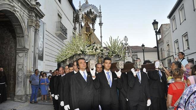 A partir de las 20.00h volveremos a disfrutar de la procesión de nuestra patrona, la Santísima Virgen de la Piedad 🔝 feriadebaza.com/programa2017.h…