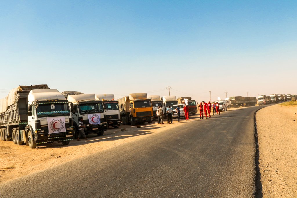 SYRedCrescent's tweet photo. #صور :أول قافلة لمنظمة الهلال الأحمر العربي السوري إلى مدينة #ديرالزور https://t.co/5MMLmydMeT